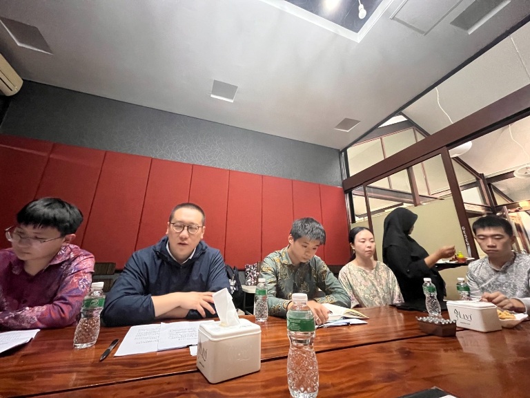 BINCANG-BINCANG: Konselor politik Kedutaan Besar Tiongkok Zhen Wangda (kedua dari kiri) saat bersilaturahmi dengan beberapa pimpinan media di Padang, kemarin (25/2).(ROMMI DELFIANO/PADEK)