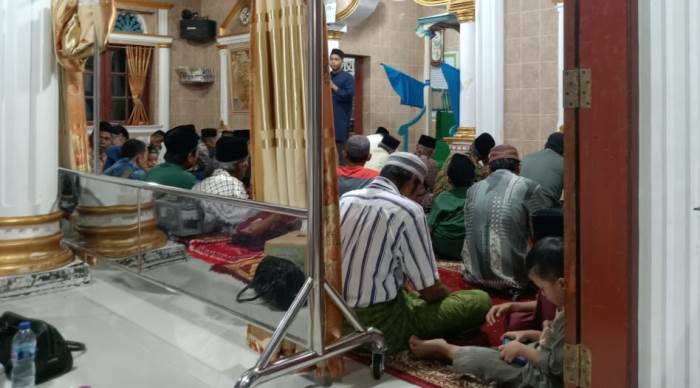 Jamaah Tarekat Naqsabandiyah yang berdomisili di Kelurahan Baringin, Kecamatan Lubukkilangan, Kota Padang, mulai melaksanakan ibadah Salat Tarawih, Rabu (26/2/2025)