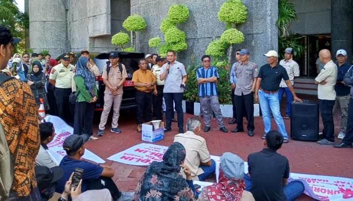 Massa aksi demo dari Tendik PTT Kampus Unand saat mendengarkan penjelasan dari salah seorang pejabat Unand, Rabu (26/2/2025).