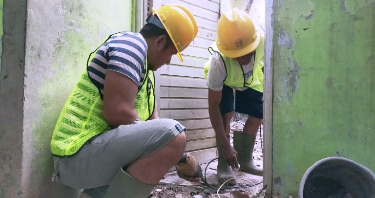 Pembangunan toilet di Pantai Muaro Lasak Kota Padang sedang dikerjakan, nantinya dilengkapi tempat wudhu, serta kamar bilas mandi.