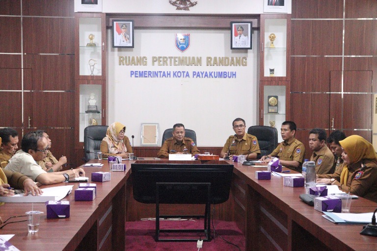 JADI PERHATIAN: Wakil Wali Kota Payakumbuh, Elzadaswarman (kanan), bersama Sekretaris Kota Payakumbuh, Rida Ananda (kiri), saat memimpin Rakor Rencana Pengelolaan Sampah.(PEMKO PAYAKUMBUH UNTUK PADEK)