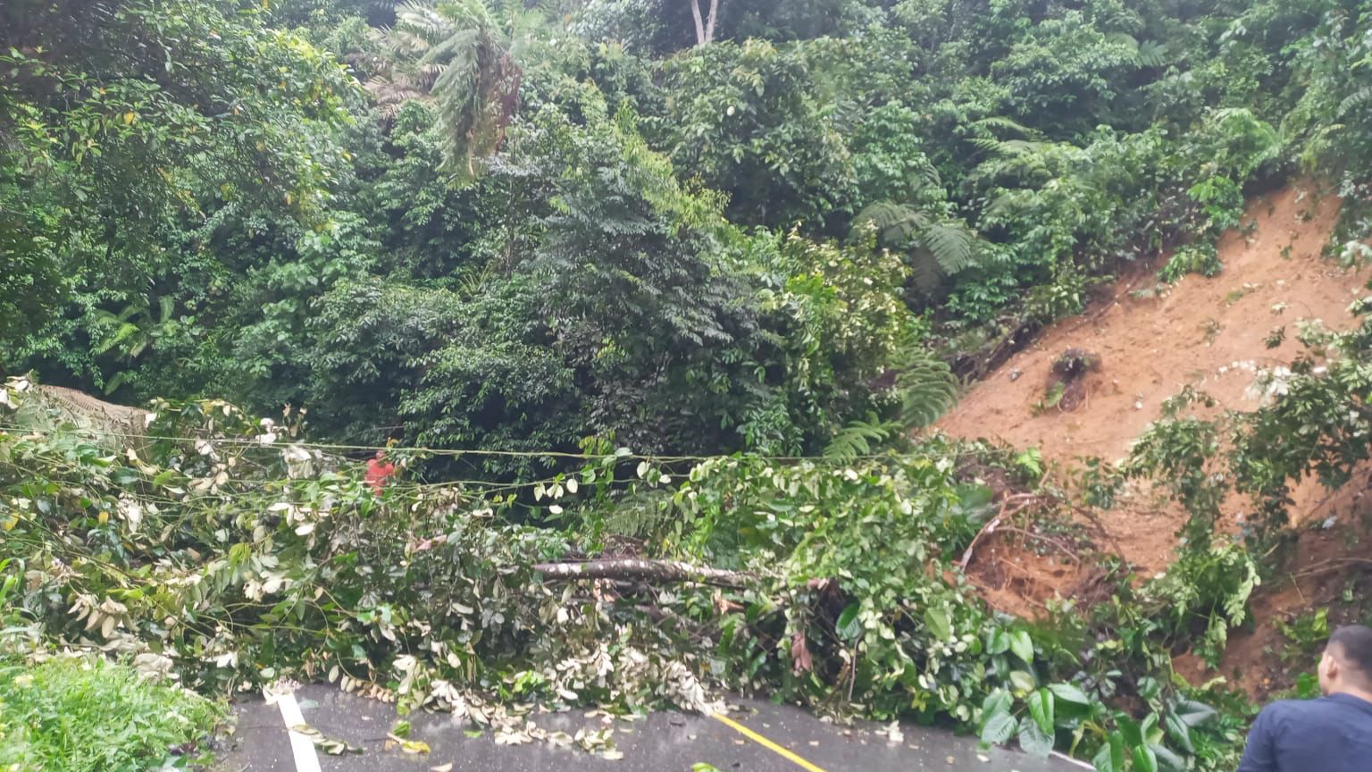 Bencana longsor terjadi di Nagari Koto Alam, Kecamatan Pangkalan, Kabupaten Limapuluh Kota pada Kamis (27/2) sekitar pukul 09.15 WIB. Akibatnya, akses jalan utama yang menghubungkan Payakumbuh.