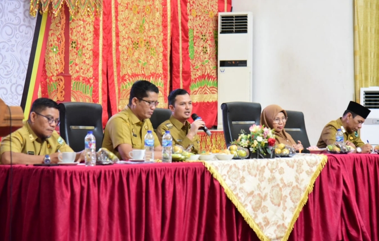 ARAHAN: Wakil Bupati Padangpariaman, Rahmat Hidayat memimpin rakor dengan pejabat Padangpariaman hingga tingkat kecamatan, kemarin.(DISKOMINFO PADANGPARIAMAN)