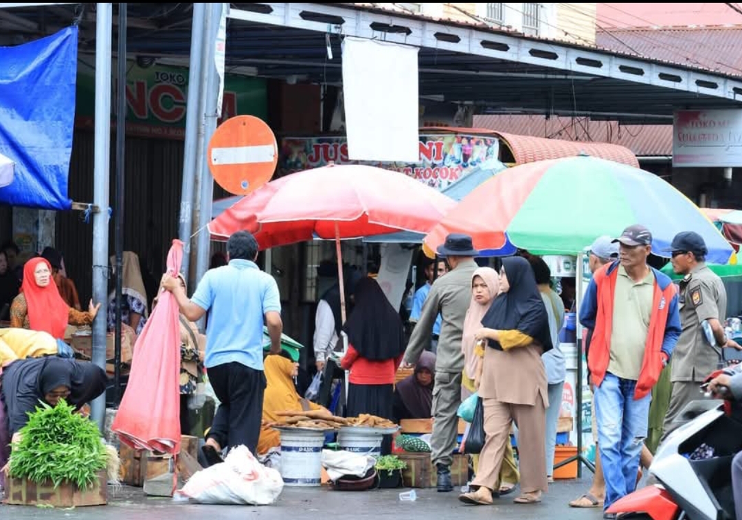 Petugas Satpol PP Pariaman menertibkan pedagang kaki lima di Pasar Rakyat Pariaman. (Foto: Kominfo)