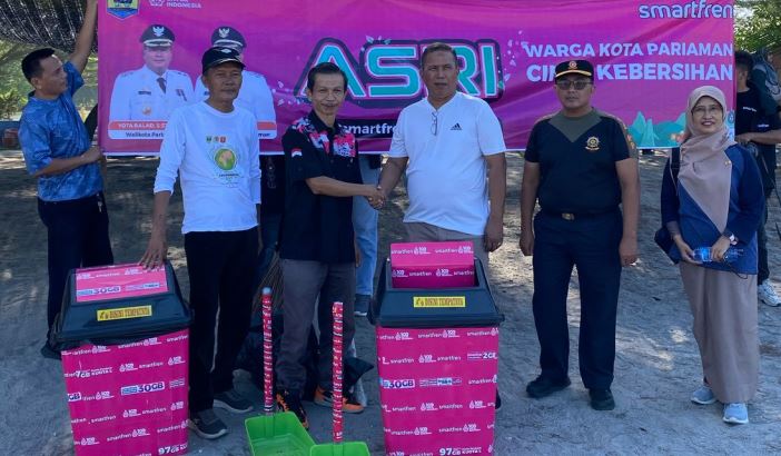 Smartfren serahkan peralatan untuk aksi bersih pantai di Kota Pariaman.
