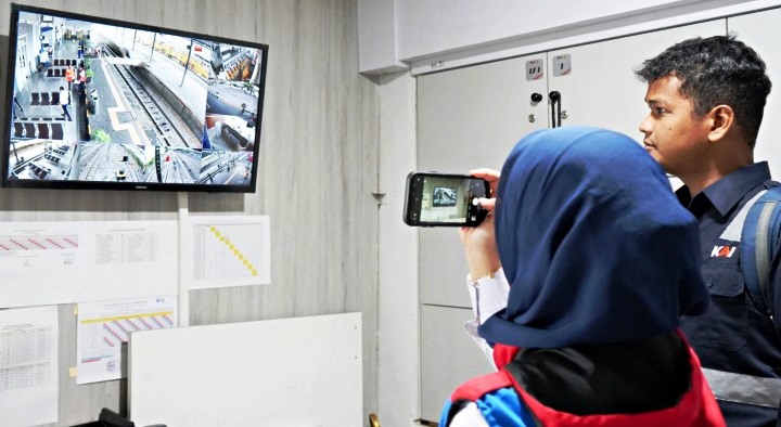 Saat pengecekan CCTV di Stasiun Padang, Senin (24/2/2025).