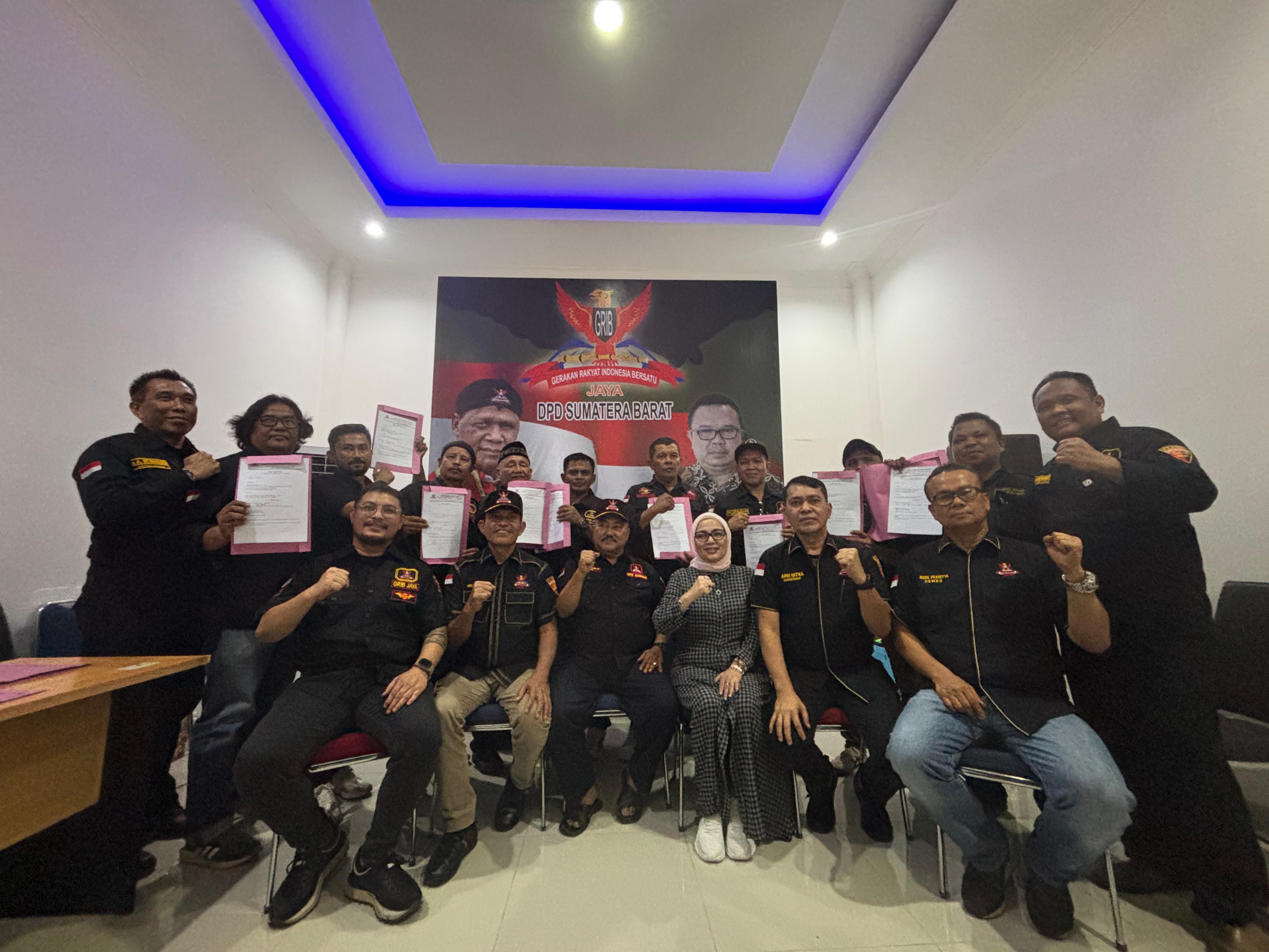 Foto bersama Ketua DPD GRIB Jaya Sumbar Amril Amin SAP, MM., semua pengurus DPD, DPC di berbagai daerah di Sumbar usai silaturahmi, Kamis (27/2).