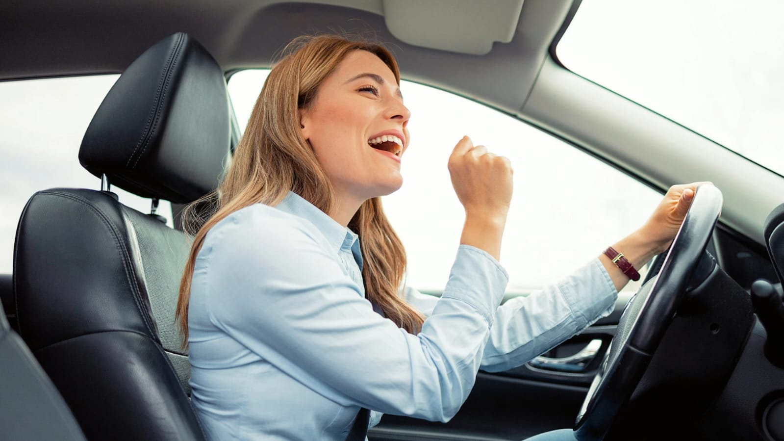 Ilustrasi wanita bernyanyi di dalam mobil.