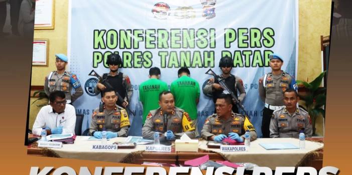 Kapolres Tanahdatar AKBP Simon Yana Putra gelar konferensi pers didampingi Waka Polres, Kabag Ops, Kasat Reskrim, Kasubag Humas, dan kedua tersangka, BM dan NJ.