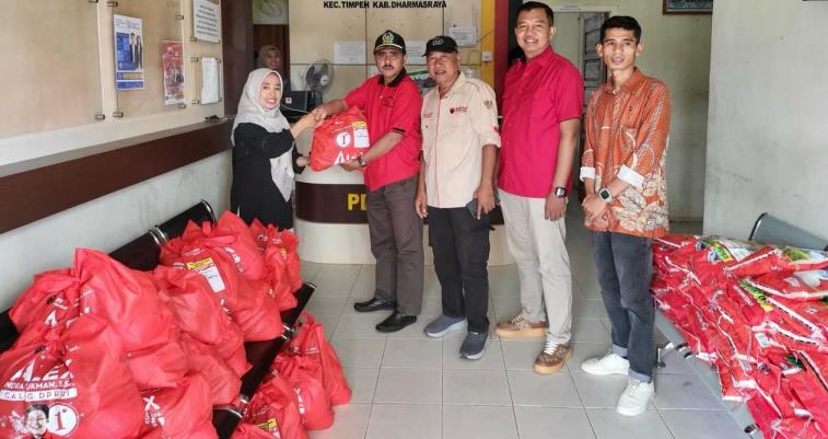 Tim H Alex Indra Lukman menyerahkan bantuan 125 paket sembako untuk warga terdampak banjir di Kecamatan Timpeh, Kabupaten Dharmasraya, Kamis (27/2/2025).