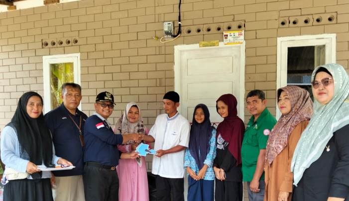 Serah terima kunci rumah dari PT Semen Padang melalui Forum Nagari Kelurahan Batu Gadang kepada Elmayeni dan Dasril di kawasan Sako, Lubukkilangan, Kota Padang.