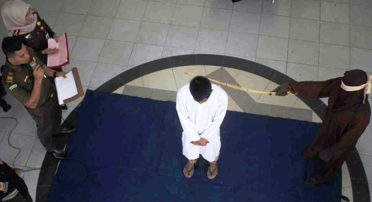 Terpidana kasus liwath Delmaza Ahmad menerima 77 kali cambukan saat menjalani eksekusi cambuk, di Taman Bustanussalatin, Kota Banda Aceh, Kamis (27/2/2025). (al amin/rakyat aceh)