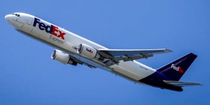 Pesawat Cargo FedEx alami kebakaran mesin di bandara Newark, New Jersey AS (foto:NBCNews)
