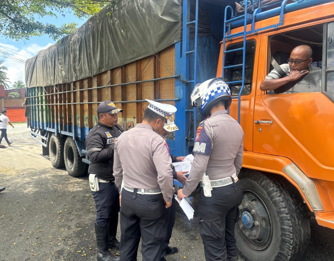 Petugas Satlantas Polres Limapuluh Kota bersama Dinas Perhubungan memeriksa surat kendaraan angkutan barang. (Foto: Sy. Ridwan/Padek)