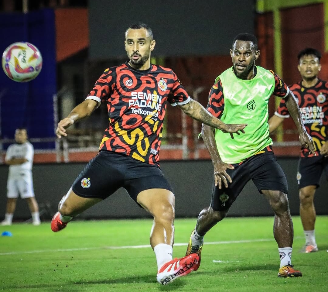 Para pemain Semen Padang FC latihan jelang  laga melawan PSBS Biak di Stadion H. Agus Salim, Sabtu (1/3) malam ini.(Foto: Instagram Semen Padang FC)