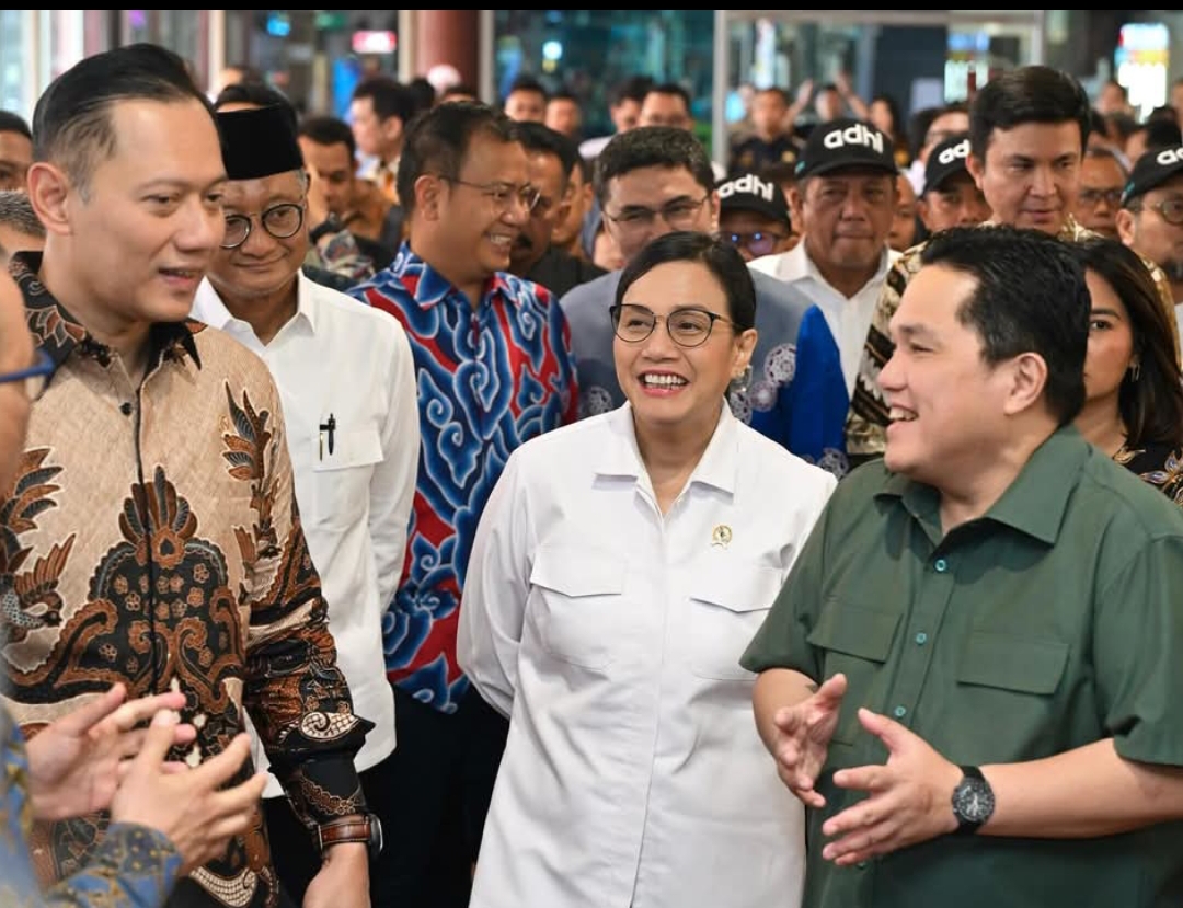 Menko Infrastruktur dan Pembangunan Kewilayahan, Agus Harimurti Yudhoyono bersama Menteri Keuangan Sri Mulyani dan Menteri BUMN Erick Thohir di Bandara Soetta, Sabtu 1/3/2025). (Foto: FB Sri Mulyani)