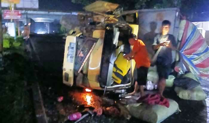 Truk box bermuatan terguling di kawasan simpang BIM Padang-Bukittinggi, Sabtu (1/3/2025) dini hari.