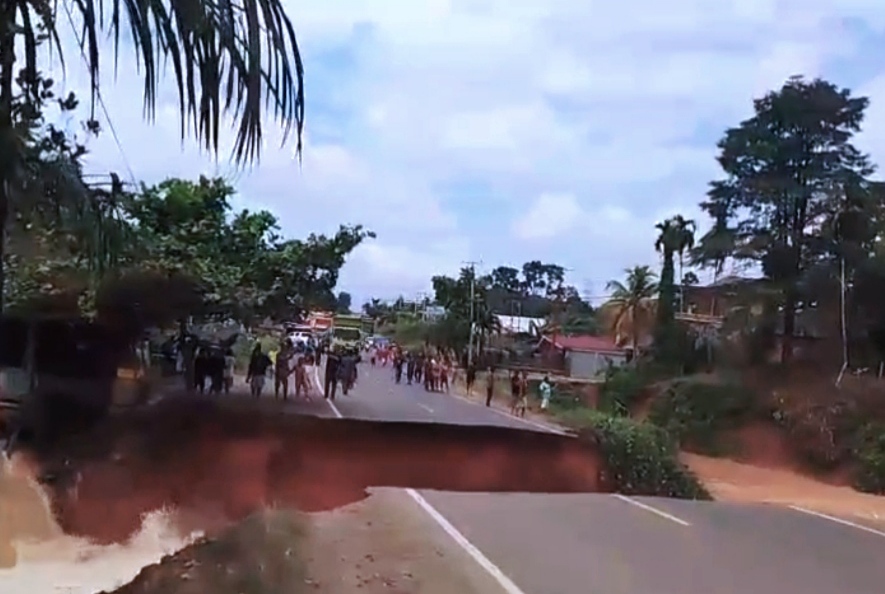 Jalan lintas Sumbar Jambi yang putus di kawasan Dusun Sirih Sekapur, Kecamatan Jujuhan, Kabupaten Bungo, Provinsi Jambi, pada Minggu (2/3/2025) siang.(Foto: SC Video GWA)