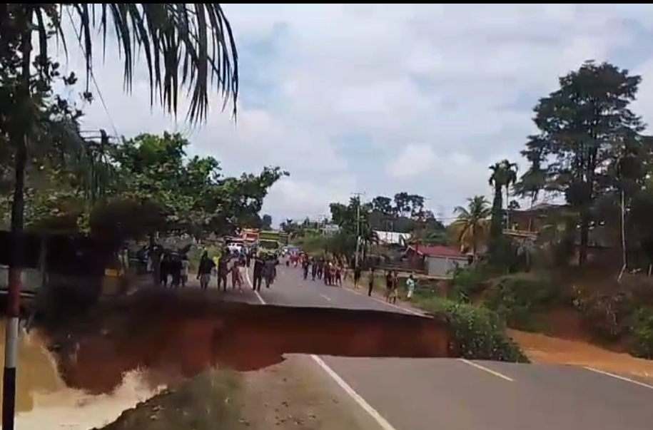 Jalan Lintas Sumatera (Jalinsum) di Dusun Sirih Sekapur, Kecamatan Jujuhan, Kabupaten Bungo, mengalami putus total pada Minggu (2/3/2025). (Foto: Video WAG)