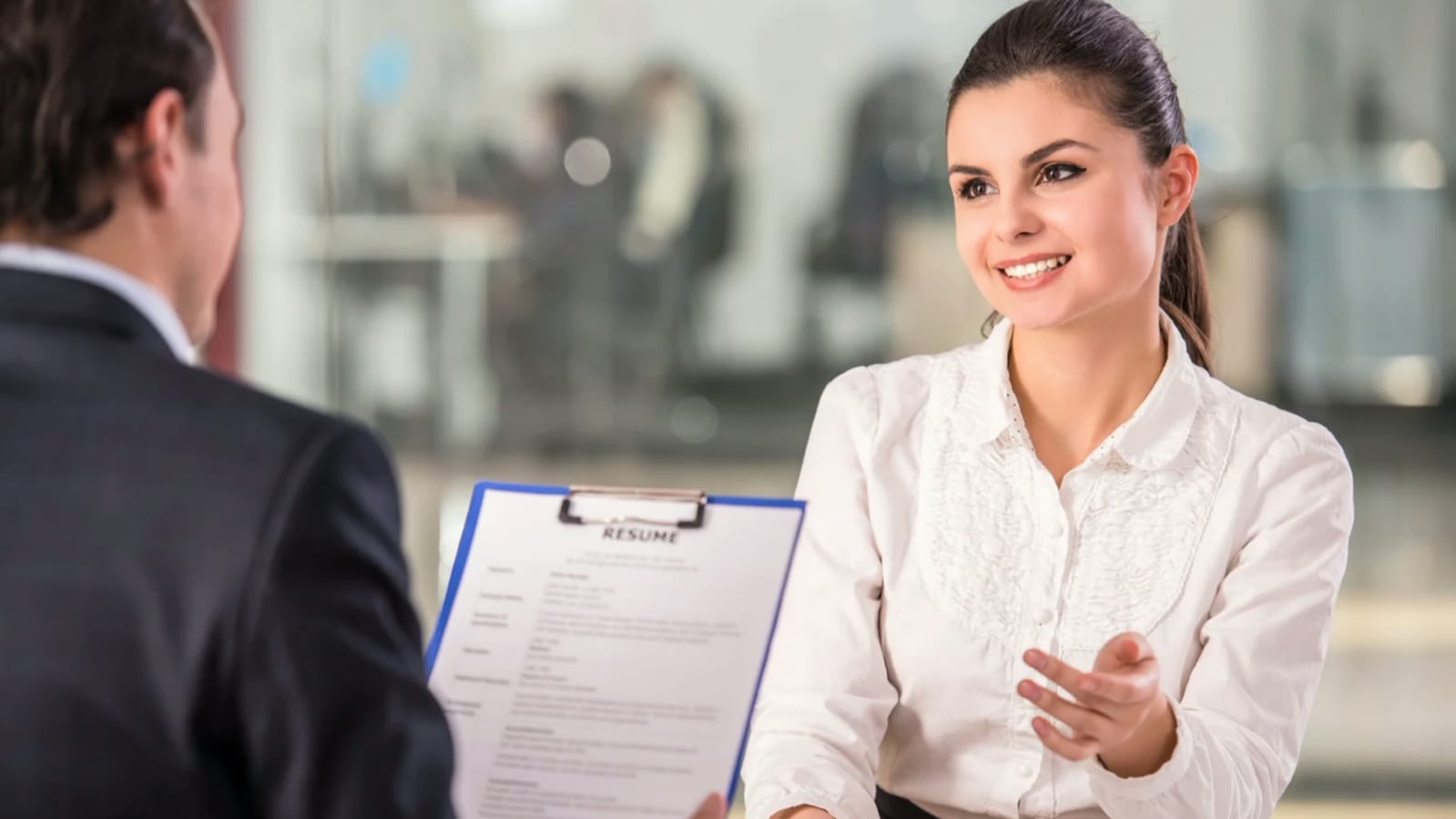 Ilustrasi seseorang sedang wawancara kerja.