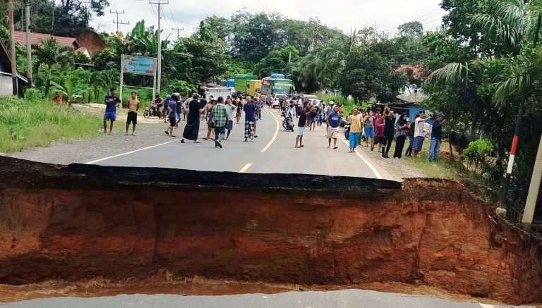 Lokasi terputusnya jalan nasional tersebut berada di kawasan Dusun Sirih Sekapur, Kecamatan Jujuhan, Kabupaten Bungo, Jambi.