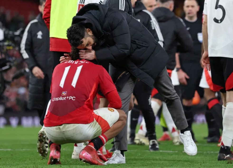 Pelatih Manchester United, Ruben Amorim menenangkan Joshua Zirkzee yang sedih setelah kalah adu penalti melawan Fulham di Piala FA, Minggu dinihari WIB (3/3/2025). (Foto: AFP)