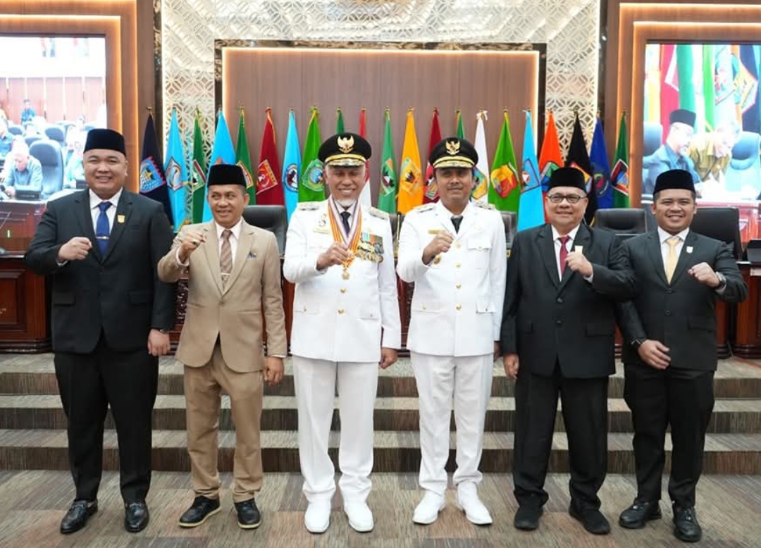 Gubernur Sumbar Mahyeldi Ansharullah dan Wakil Gubernur Vasko Ruseimy bersama pimpinan DPRD Sumbar, Senin (3/3/2025). (Foto: Adpim Pemprov)