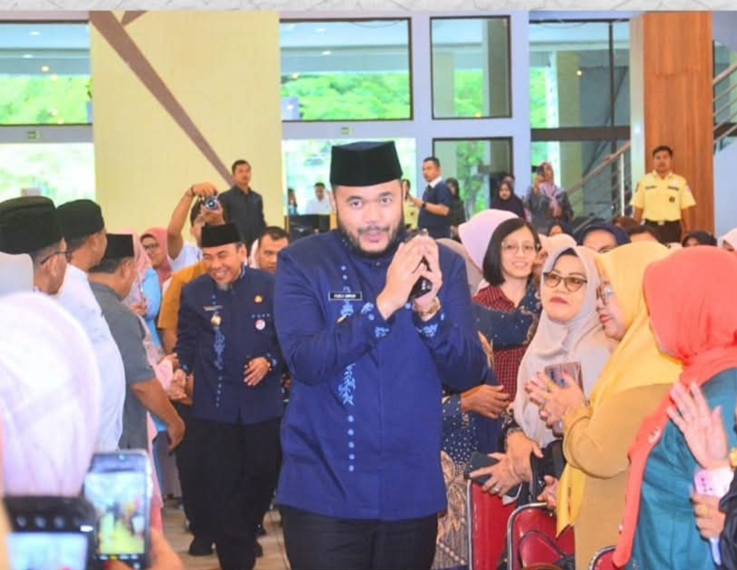 Wali Kota Padang, Fadly Amran dan Wakil Wali Kota, Maigus Nasir pertemuan dengan seluruh Kepala PAUD/TK, SD, dan SMP negeri maupun swasta se-Kota Padang.(Foto: Prokopim)
