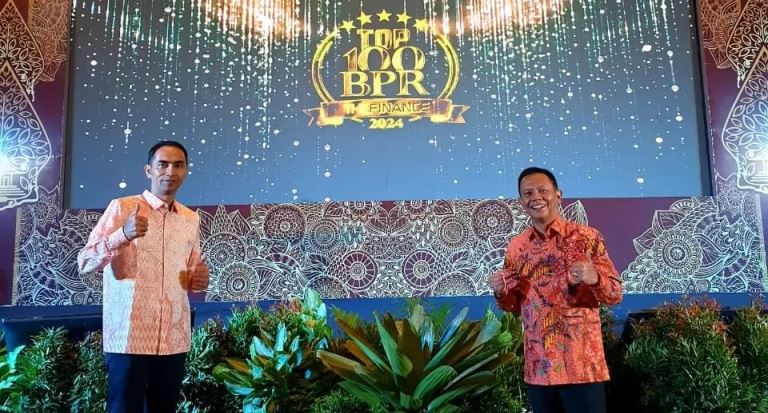 Yudhistira Amri dan Epi Muluk saat menerima penghargaan TOP 100 BPR.