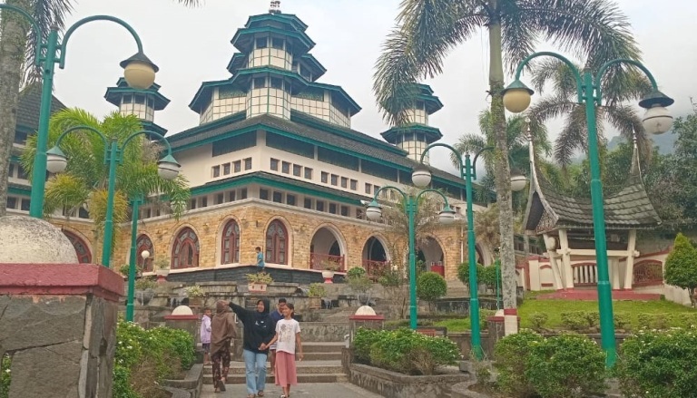 INDAH: Sejumlah pengunjung Masjid Raya Bayur terlihat sedang menikmati keindahan lingkungan Masjid.(SILVINA FAHILAH/PADEK)
