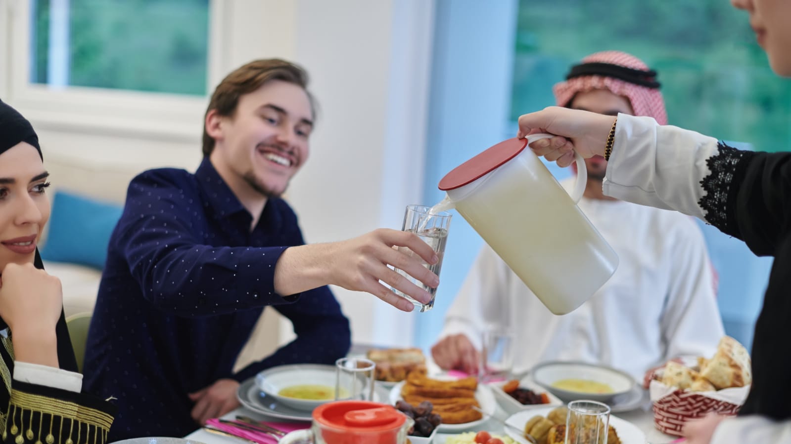 Ilustrasi orang-orang berbuka puasa.