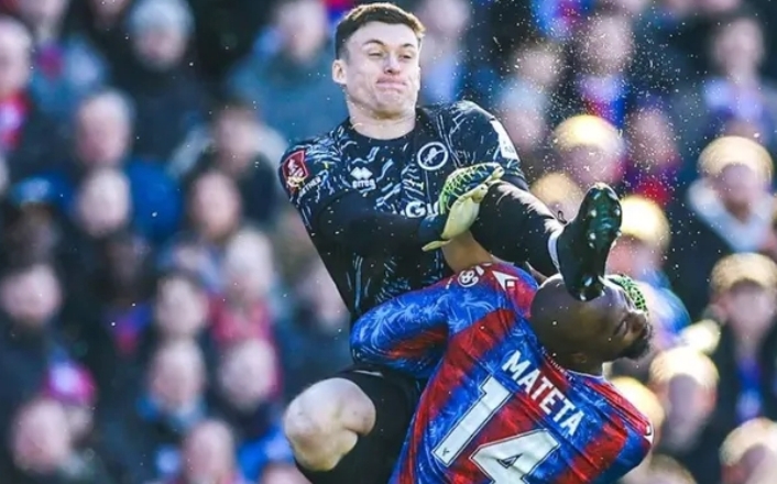 Insiden menimpa Philippe mateta dengan kiper Millwall dalam pertandingan piala FA.(foto: Ig/Idextratime)
