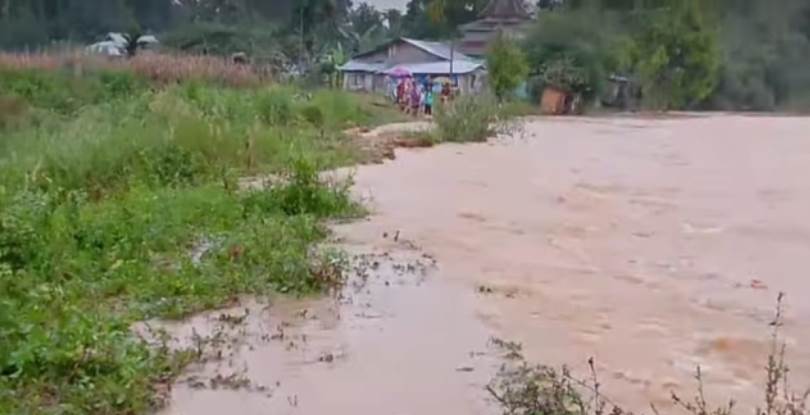 Hujan deras yang mengguyur sejak Senin pagi (3/3/2025) menyebabkan Batang Mungo meluap dan merendam permukiman warga di Nagari Taram, Kecamatan Harau, Kabupaten Limapuluh Kota.