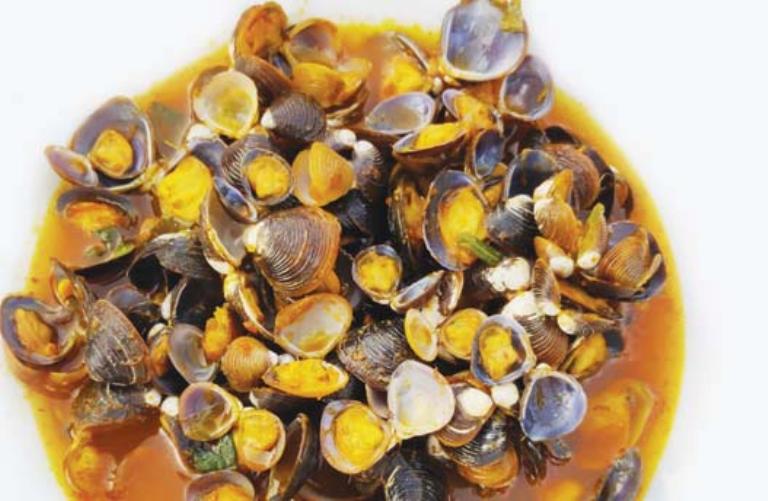 MENGGUGAH SELERA: Pensi menjadi salah satu kuliner khas yang dijual di sekitar kawasan Danau Maninjau.(dok.pribadi)