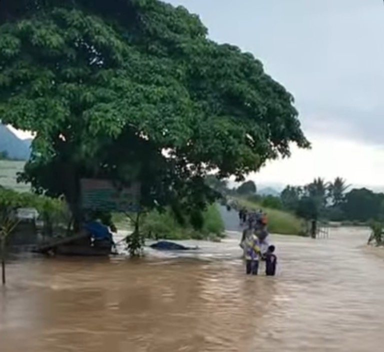 BENCANA: Luapan Batang Mungo membanjiri wilayah Taram, Kecamatan Harau, Limapuluh Kota, kemarin.(BPBD LIMAPULUH KOTA FOR PADEK)