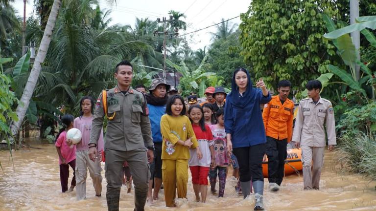 TINJAU LAPANGAN: Bupati Dharmasraya Annisa Suci Ramadhani meninjau lokasi banjir di Abaisiat, Kotobesar, kemarin.(PEMKAB DHARMASRAYA FOR PADEK)