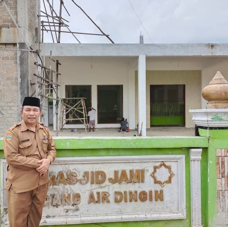 IMBAUAN: Kabag Kesra Pemkab Solok Selatan, Mahadolok Ritonga meminta kepada masyarakat untuk mewaspadai bahaya petasan.(ARDITONO/PADEK)