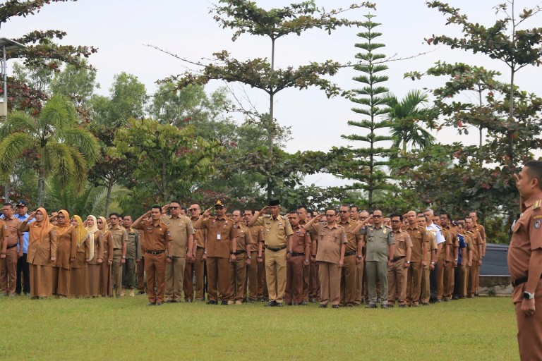 BERHEMAT: Apel perdana ASN di lingkungan Pemkab Limapuluh Kota di pelataran kompleks Kantor Bupati Sarilamak, Senin (3/3).(PEMKAB LIMAPULUH KOTA FOR PADEK)