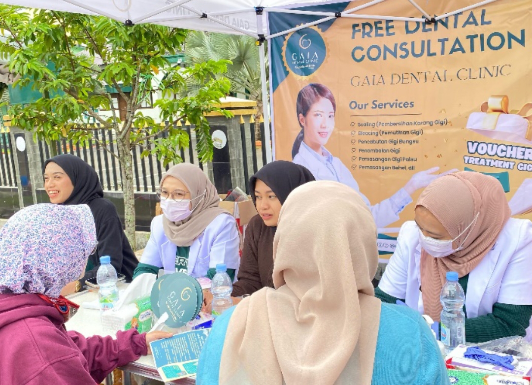 Konsultasi gigi gratis langsung dengan dokter gigi GAIA Dental Clinic di Lapangan Kantin Bukittinggi pada 23 Februari 2025 lalu. (Foto: Dok. GAIA)