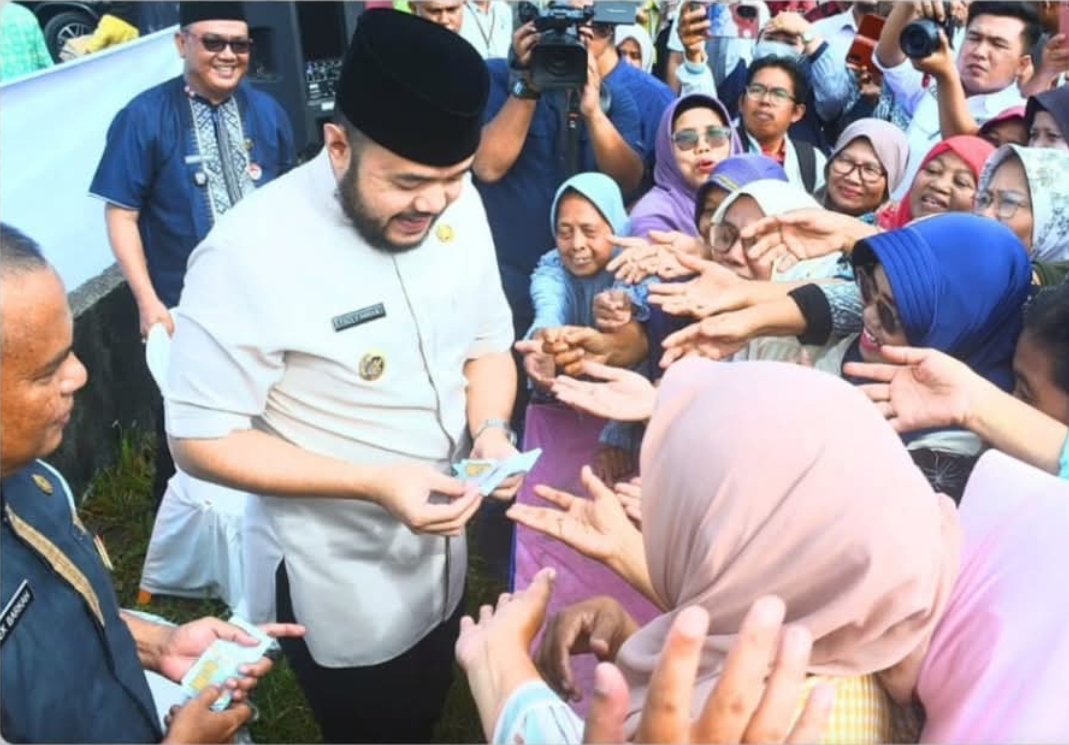 Wali Kota Padang Fadly Amran membagikan voucher sembako bagi masyarakat. (Foto: Prokopim)