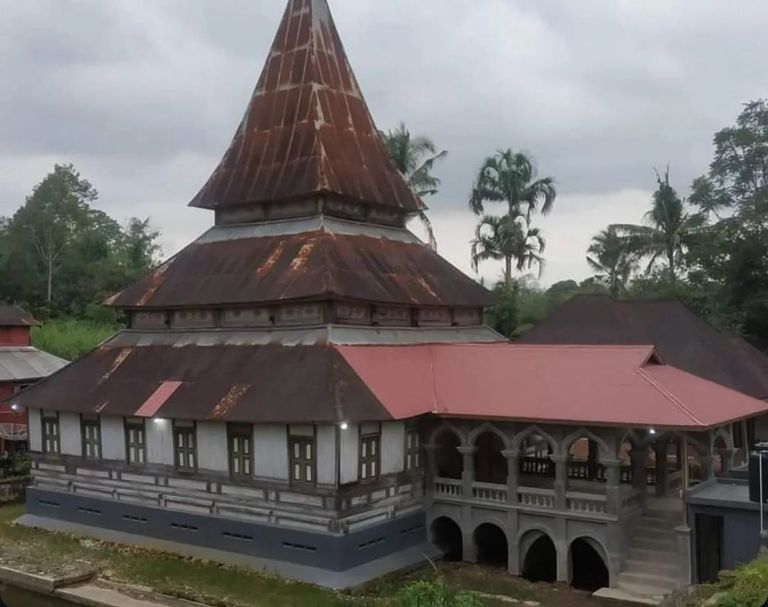 BERSEJARAH: Musajik Usang di Koto Marapak, Kecamatan Ampekangkek Agam yang sarat dengan jejak sejarah.(SHYNTIA/PADEK)