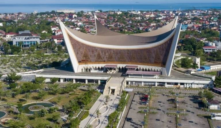 Masjid Raya Syekh Ahmad Khatib Al Minangkabawi di Sumatera Barat. (Kemenpar)