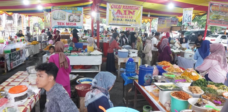 Pasar Pabukoan 2025 di pelataran parkir Ruang Terbuka Hijau (RTH) Imam Bonjol, Kota Padang.