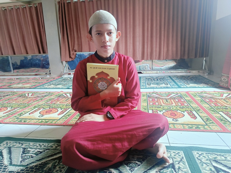 TERMOTIVASI: Ibrahim terinspirasi untuk menjadi Hafiz Al Quran setelah melihat progam Hafiz Indonesia yang ditayangkan RCTI tiap Ramadhan sejak 2013 lalu.(PUTRA/PADEK)