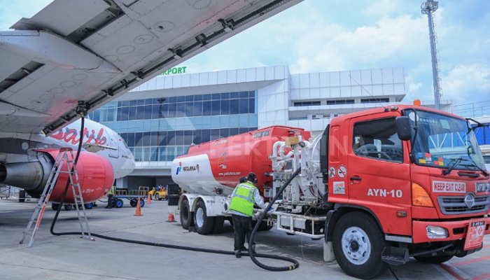 Pengisian avtur pesawat di bandara. (f Pertamina)