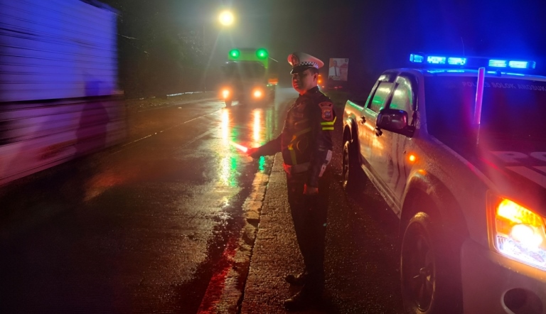 Petugas Polres Solok melakukan pengaturan arus lalu lintas Solok-Padang akibat longsor di titik Panorama 1 Sitinjau Lauik, Padang. (Satlantas Polres Solok)