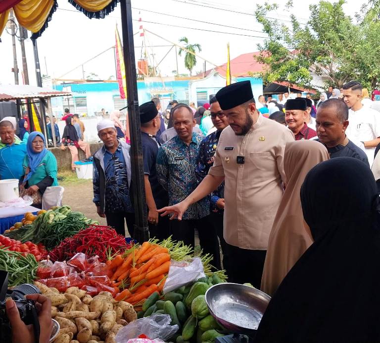 MENINJAU: Wali Kota Padang Fadly Amran meninjau pasar murah di Jalan Asra RT 01 RW 04, Kelurahan Dadok Tunggul Hitam, Selasa (4/3).(DOK DISKOMINFO PADANG)