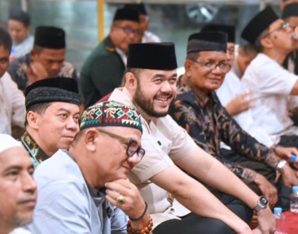Wali Kota Padang, Fadly Amran Safari Ramadhan perdana di Masjid Al-Hidayah yang berlokasi di basement Plaza Andalas, Selasa (4/3/2025). (Foto: Prokopim)