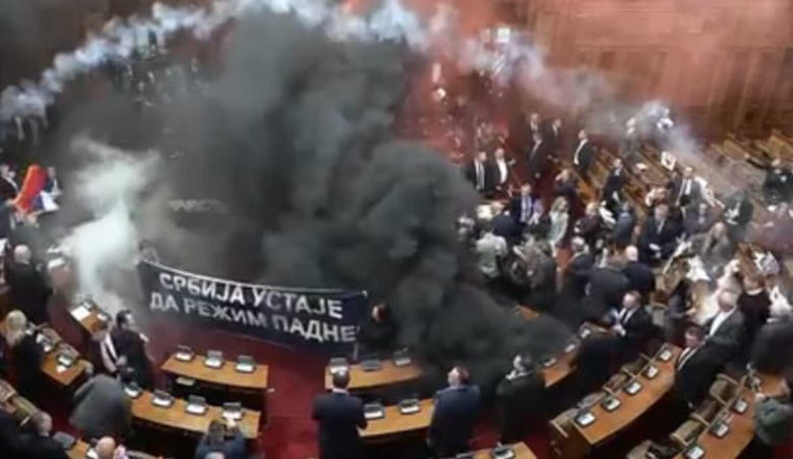 Keributan terjadi dalam gedung parlemen Serbia. Bom asap meletus sebagai bentuk protes.