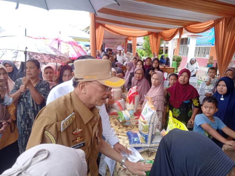 Bupati Pessel, Hendrajoni didampingi Kepala Dinas Pangan dan Perikanan, Firdaus meninjau operasi pasar murah di Balai Kamih Koto Baru, Nagari Kambang. (Dok yon)
